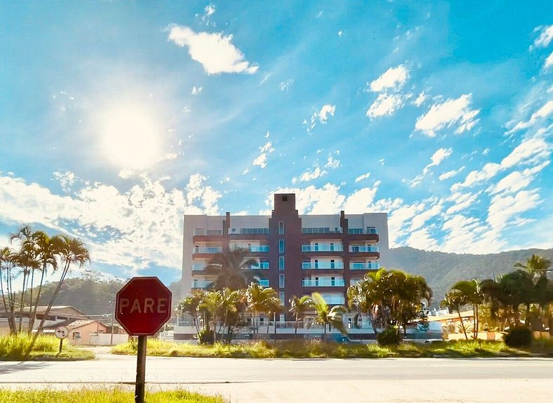 Apto à poucos passos da praia e Vista Mar-Toninhas